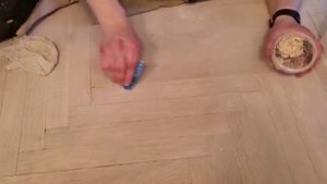 Шпаклевание щелей в рассохшемся паркете, устранение щелей с помощью шпаклевки.