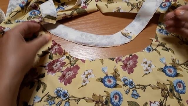 Обработка фигурной горловины подкройной обтачкой. Пошаговый МК.mp4