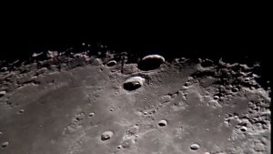 Moon and planets with Dobsonian Telescope 200/1200 and a Smartphone