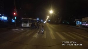 Пьяный пешеход падает перед автобусом (Вологда, ул. Конева)