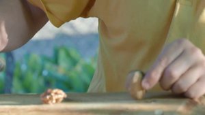 Как достать целое ядро из грецкого ореха?