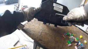How to disassemble a 2010 Chrysler fuse box/Как разобрать блок предохранителя Chrysler 2010 год
