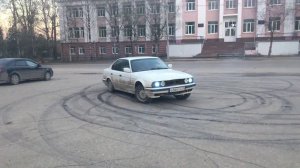 BMW 5 E34 - наяривает круги со свистом.