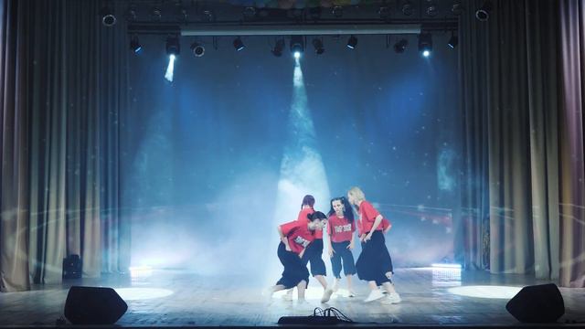 Таней "HIP-HOP"Творческая студия " Тюльпан" Руководитель Лаптева Т. Ю. Хореограф Волобуева Анастаси
