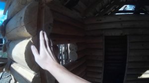 Выпиливаем двери и окна. Прорезаем пазы для роек.