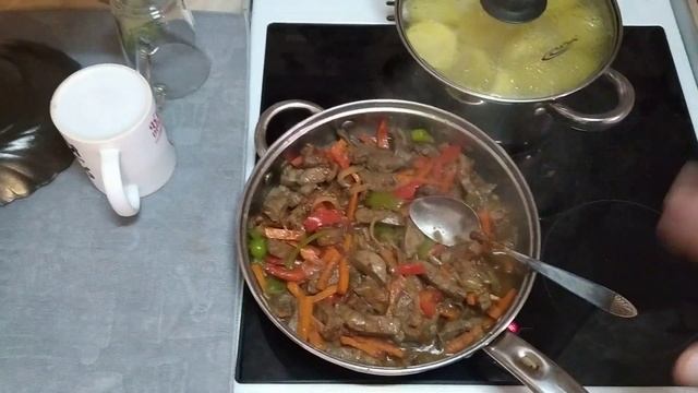 Путешествие во вкус. Говяжья печень с овощами и картофельным пюре, пальчики оближешь. смотреть онлайн