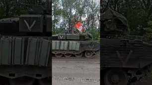 Красное знамя с Иосифом Виссарионовичем укрепляют на танке Т-80БВМ во главе колонны.