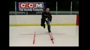 Ведение шайбы при прыжке на внутренее ребро конька. Хоккей. Работа с клюшкой.