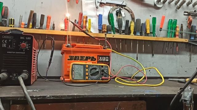 Надо ли снимать клемму с акумулятора ,когда варишь автомобиль. смотреть онлайн