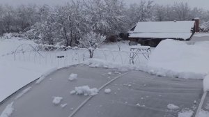 Зима на Кубани. Завалило снегом, спасаю теплицу.