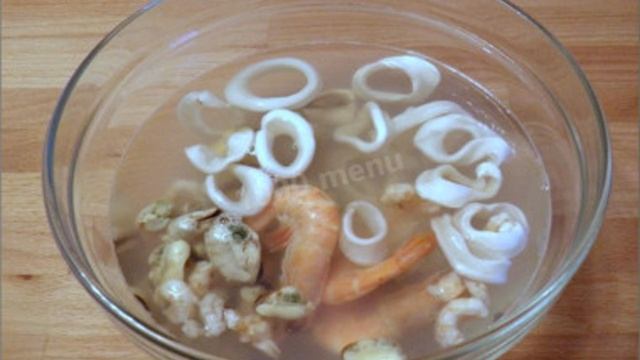 Домашняя пицца с морепродуктами в духовке