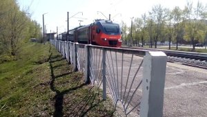 Электропоезд ЭП3Д-0072 сообщением Базаиха-Красноярск делает остановку на станции Студенческая.