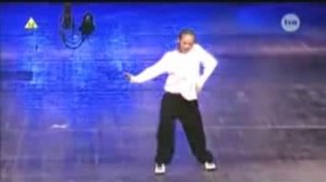 Девочка танцует брейк-красиво!