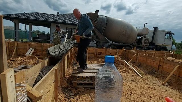 Заливка фундамента. Заливка фундамента под дом. Заливка бетона. смотреть онлайн