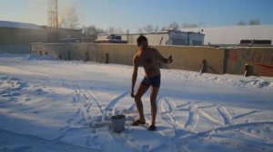 Закаливаюсь.  Обливаюсь холодной водой на снегу.