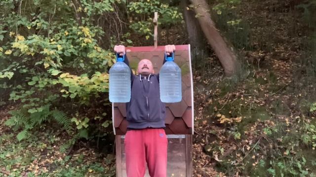 Удержание 8 литровых бутылей с водой горизонтально на вытянутых руках перед собой. смотреть онлайн