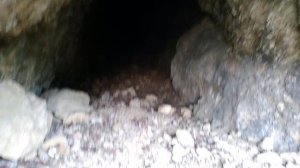 Пещера в горе Алчак-Кая в Крыму на Чёрном море в Судаке