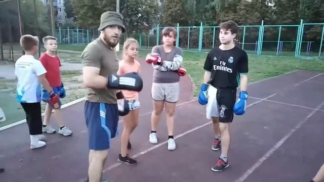 Оверхенд и  боксерская комбинация  на встречу.И методика отработки данной комбинации с партнёром.