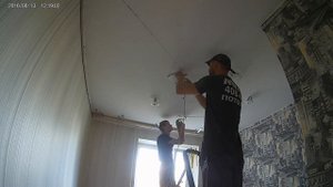Монтаж натяжного потолка черный глянец 4 мин. 30 сек.