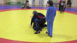Девочка борется с мальчиками. Учебно тренировочная схватка.Обучение технике борьбы.