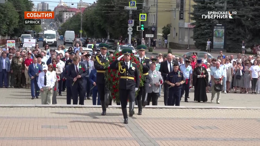 В Брянске на площади Партизан прошёл торжественный митинг