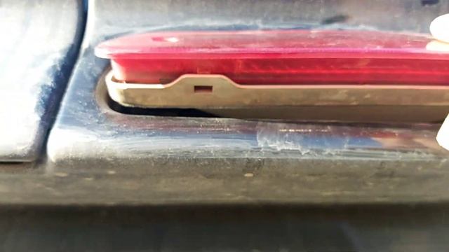 Замена лампочки в стоп-сигнала в спойлере на Toyota Hilux Surf KZN185 1KZ-TE смотреть онлайн