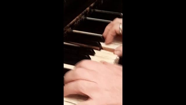 Дядя играет мелодию Вивьен - Весенний закат 20220105_224712 смотреть онлайн