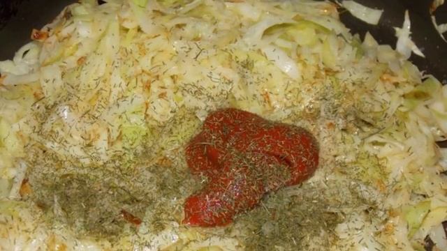 Closed puff pastry pie with cabbage in the oven смотреть онлайн