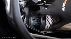 Как да сменим въздушен филтър на MERCEDES-BENZ W211 E-Класа [ИНСТРУКЦИЯ AUTODOC]