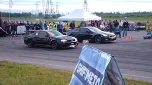 Drag racing - Nissan Skyline GT-R R34 Z-tune vs. Nissan GT-R R35