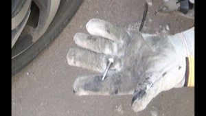 Пробили колесо, ремонтируем на дороге.