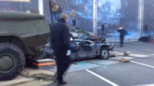 БТР-80 переехал автомобиль