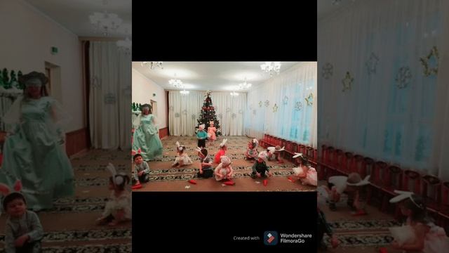 "К деткам елочка пришла" . Клип. Младшая группа. 28 декабря 2020 г. смотреть онлайн