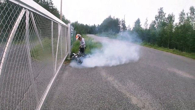 Honda CR 85 wheelie смотреть онлайн