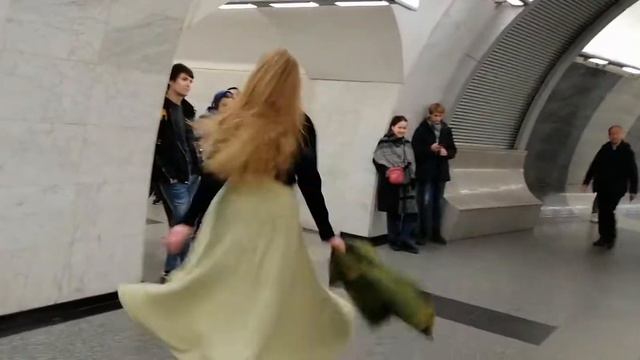 Фолк-рок группа TEUFELSTANZ. Музыка в метро. смотреть онлайн