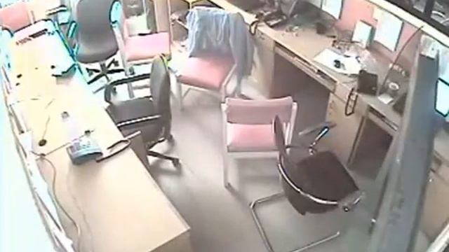 землетрясение япония офисы смотреть онлайн