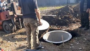 Установка септика из бетонных колец. Слив канализации.