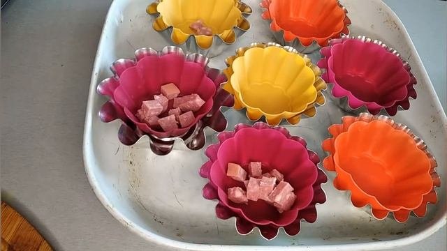 Омлет с колбасой и горошком