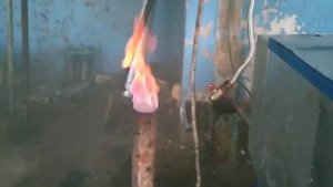 Пиролизный газ от древесины горит в дожигателе