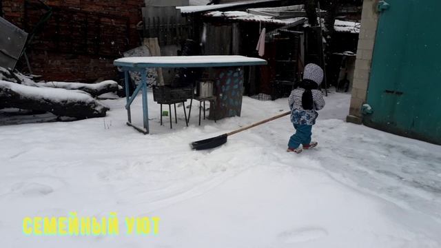 Юная помощница - помогает пожилой соседке убрать снег смотреть онлайн