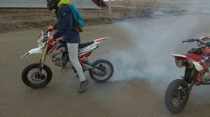 Бернаут на питбайке wels crf190