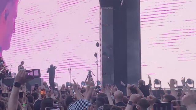 Sam Fender & Brian Johnson AC/DC send Newcastle WILD at St James Park смотреть онлайн