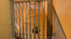 Встроенный шкаф под лестницей в дом