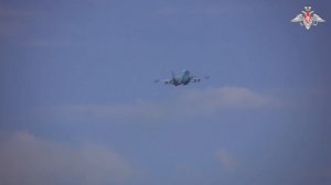 ✈️ Экипажи самолетов Су-34 уничтожили замаскированную технику и живую силу ВСУ в зоне ответственност