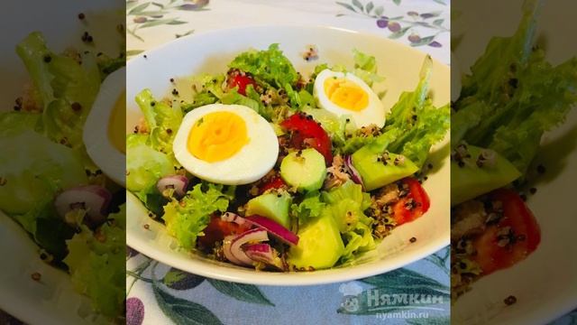Летний салат с киноа и тунцом