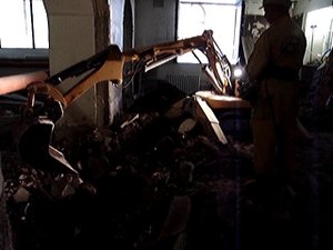 Демонтажный мини-робот Brokk. Работа ковшом в ограниченных пространствах