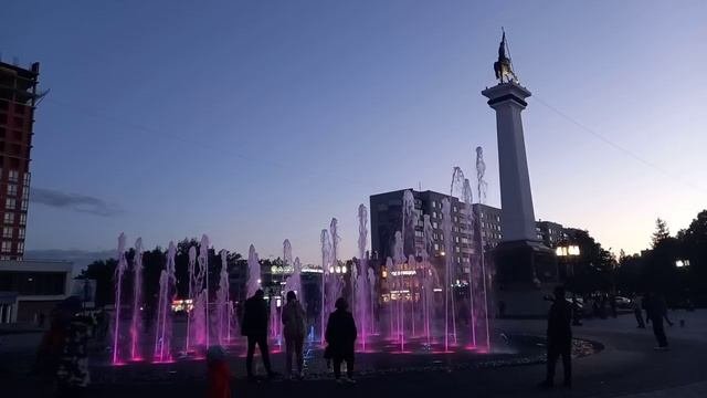 Музыкальный фонтан с подсветкой, на московском шоссе
