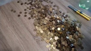 Сколько 10 рублевых монет в  двухлитровой бутылке?