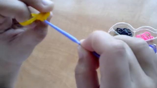 как плести фигурку банан из резинок смотреть онлайн