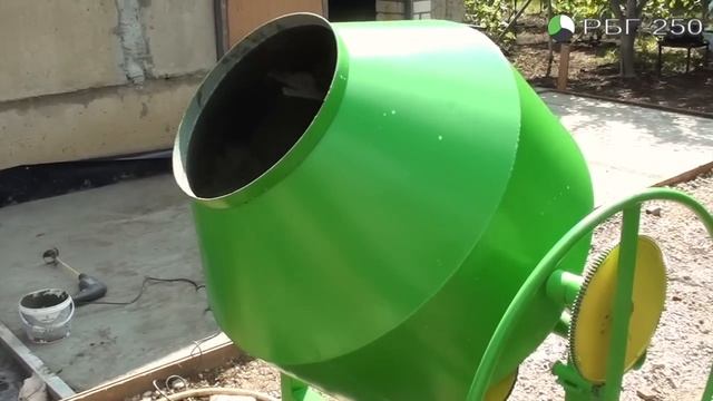 Бетономешалка РБГ-250 Гамбит. Приготовление бетона, запуск груженой, обзор.